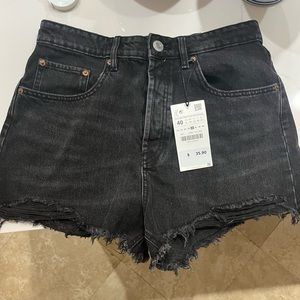 COPY - UNWORN high rise ZARA cut off Jean shorts in Black